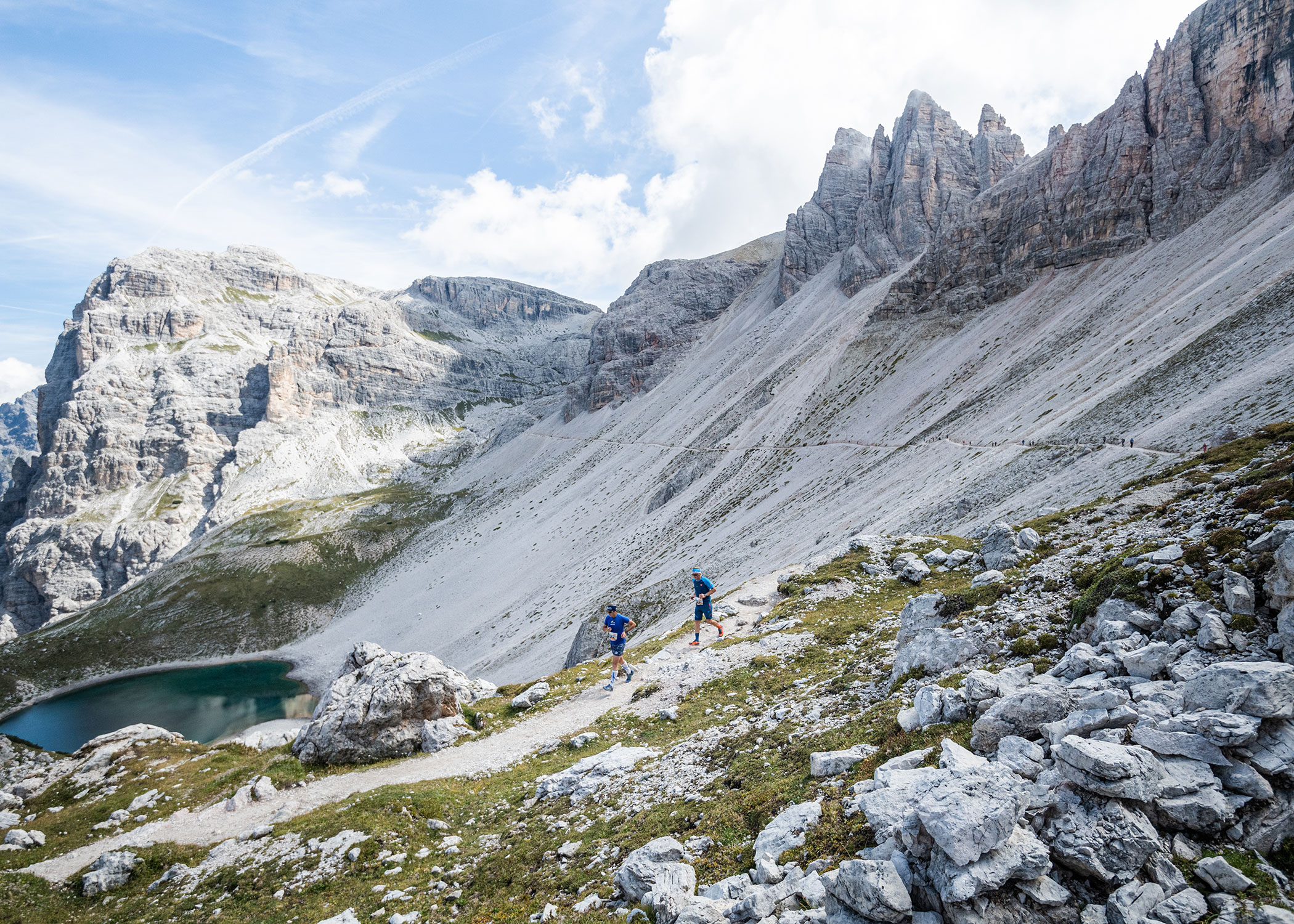 Ebener Streckenabschnitt im Gebirge